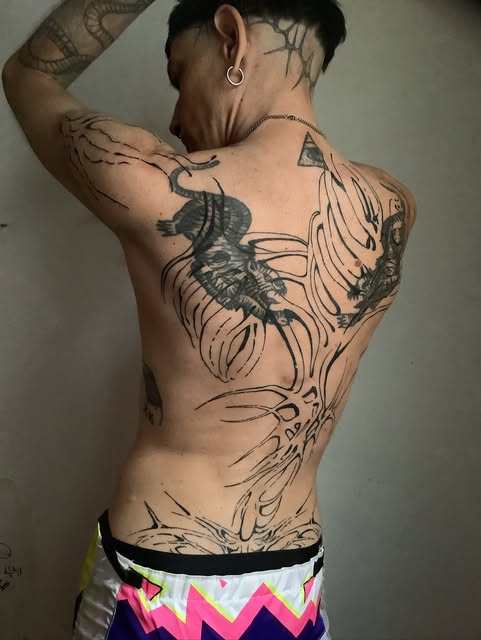 Tatuaje black work de espalda completa por Sofi_tattooer